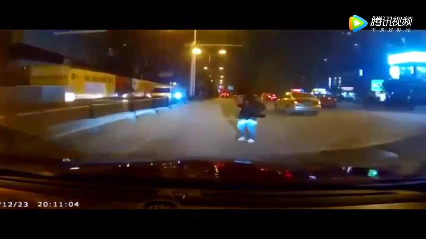 电动车闯红灯硬逼大货车让道，他以为大货车不敢撞他