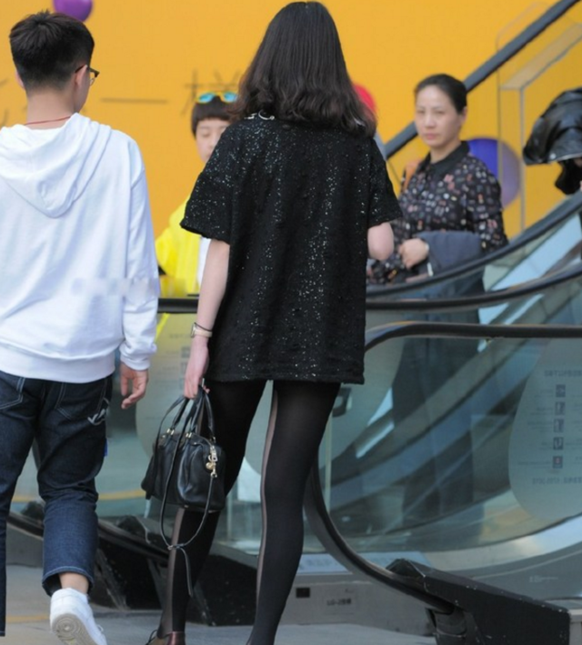 街拍：有个穿双色丝袜的漂亮女朋友，会是种什么体验