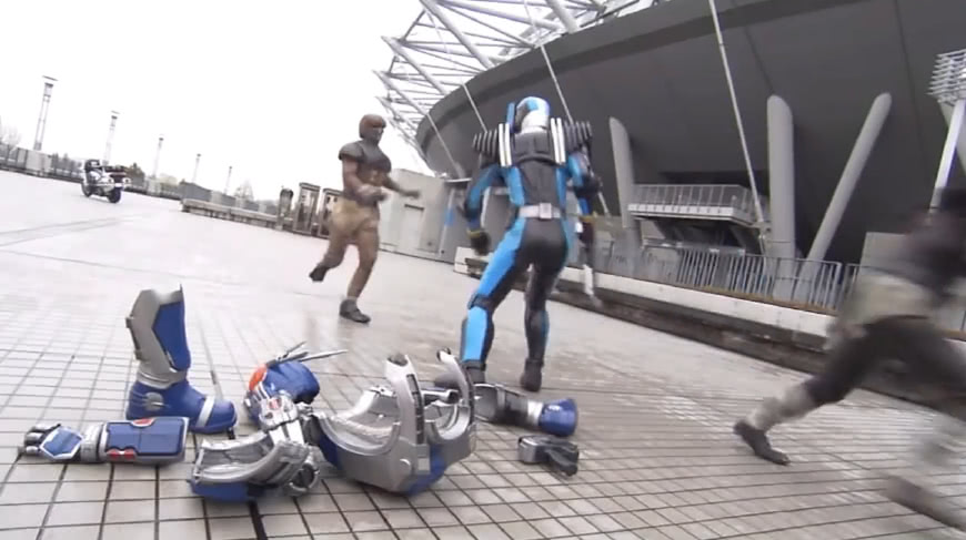 这些假面骑士一个比一个惨,甲斗只剩下一只角,G3铠甲碎一地