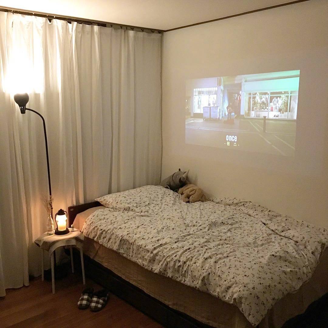 以后自己卧室里也装一个投影仪