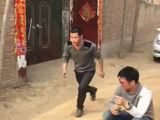 爆笑gif动图看一次笑十次 妹子坐在后排的话要注意安全