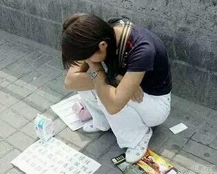 美女街头举止怪异,路人发现事情真相,当场揭穿女骗子