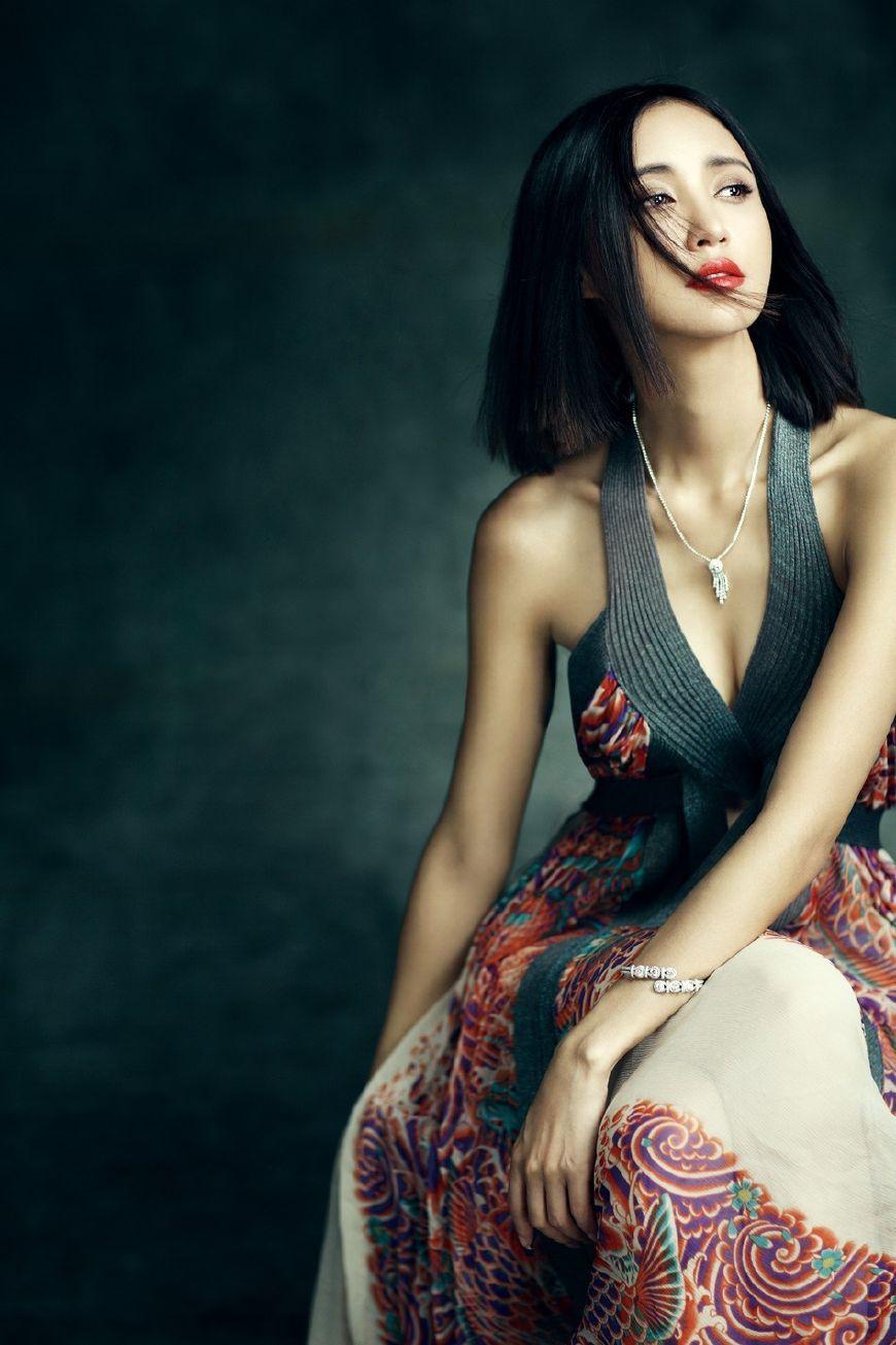 张歆艺真敢穿!深V裙，锁骨性感背露纹身!网友:怎么内衣都不穿