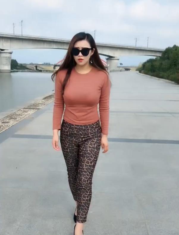 街拍:自信有气场的美女,身姿丰腴美丽时尚性感大方!