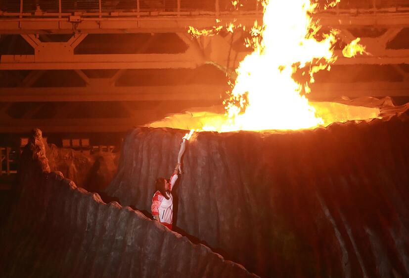 王莲香点燃亚运圣火,勾起印尼羽球巅峰回忆,如