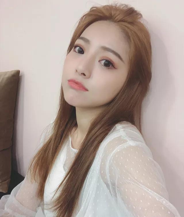 小姐姐漂亮的棕色头发才是2018最流行的发色