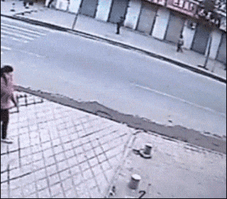 搞笑gif: 妹子, 别拍了, 已经露馅了