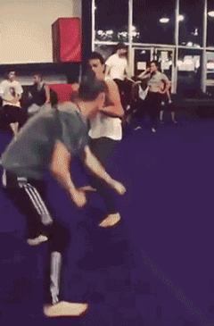 爆笑gif图:哥们,你的老式诺基亚手机还能玩吃鸡游戏啊