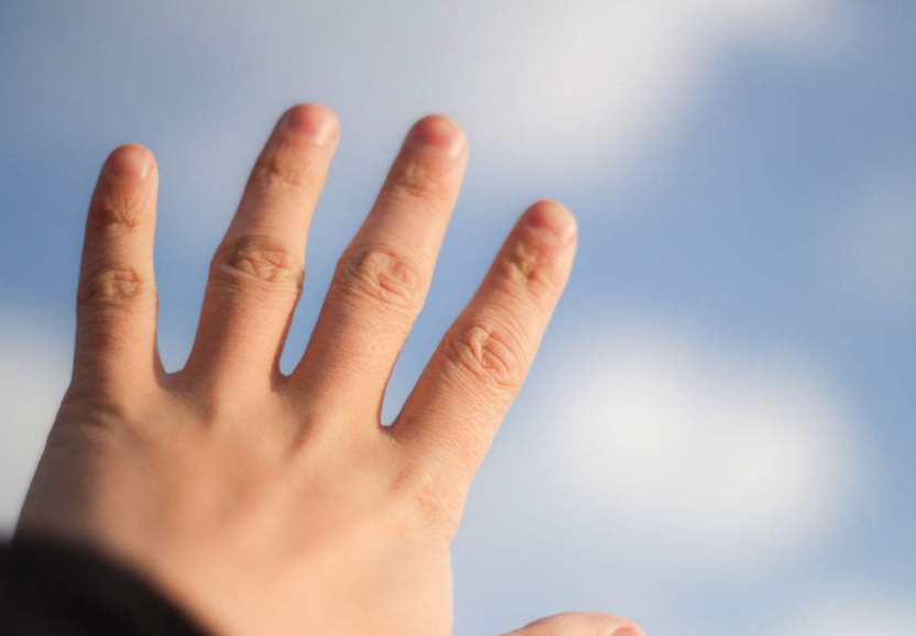 经常掰响手指关节到底好不好,对手指有什么坏