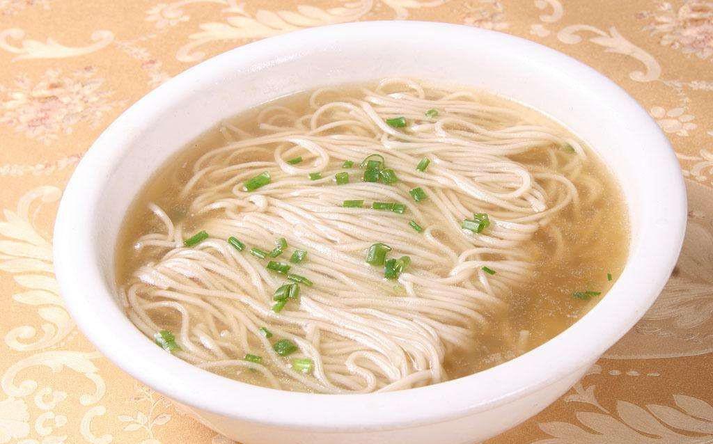 新兵入伍第一天,一碗清汤面,这是规矩!