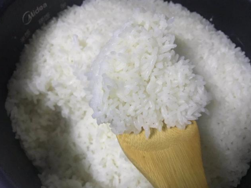 蒸米饭放多少水?饭店老板有妙招,掌握这一点!