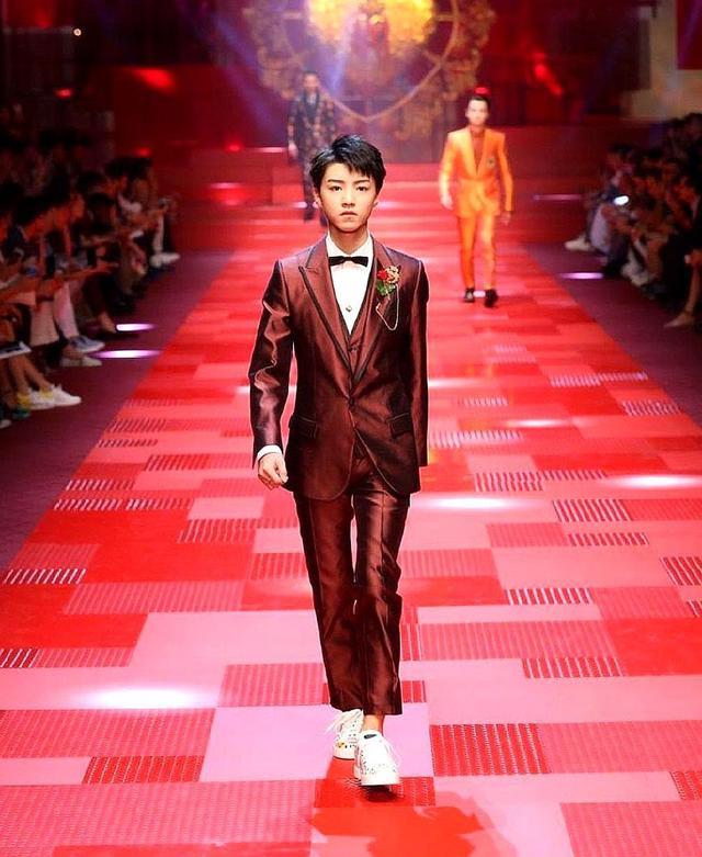 明星走秀时,热巴气场强大,黄忆慈走路带风,王俊