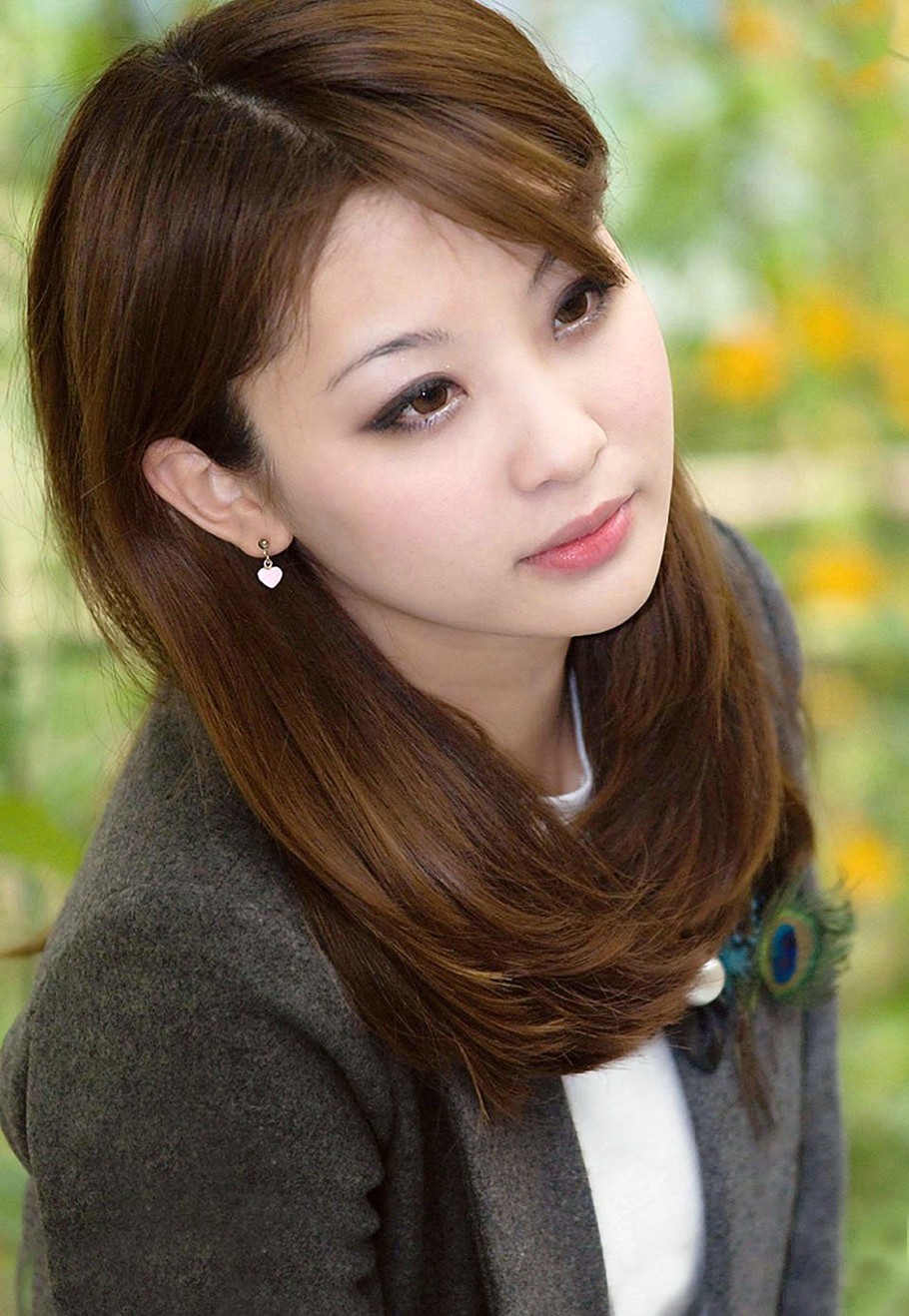 那温情可爱的清秀美丽姑娘