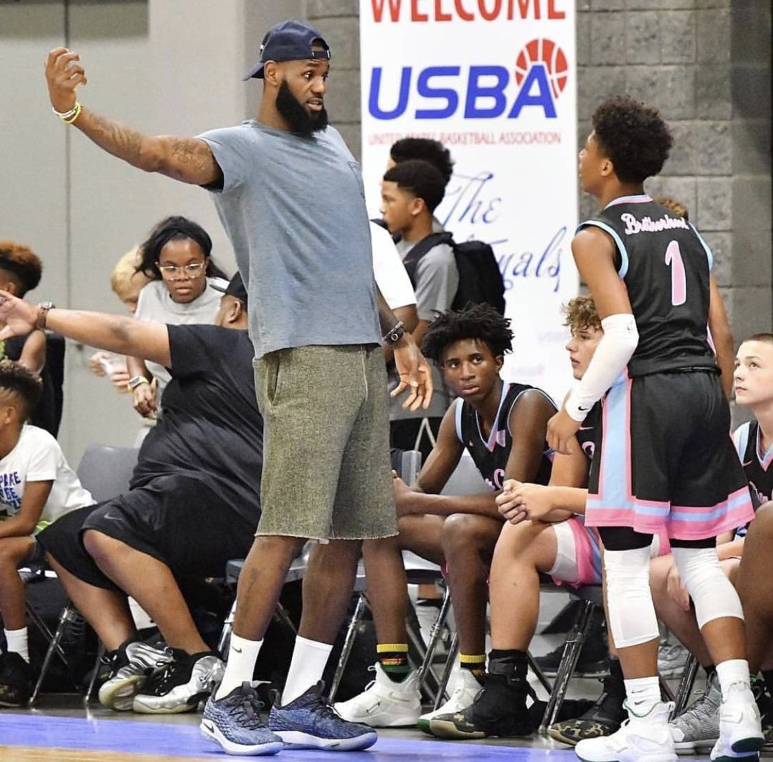 詹姆斯观看大儿子布朗尼比赛~