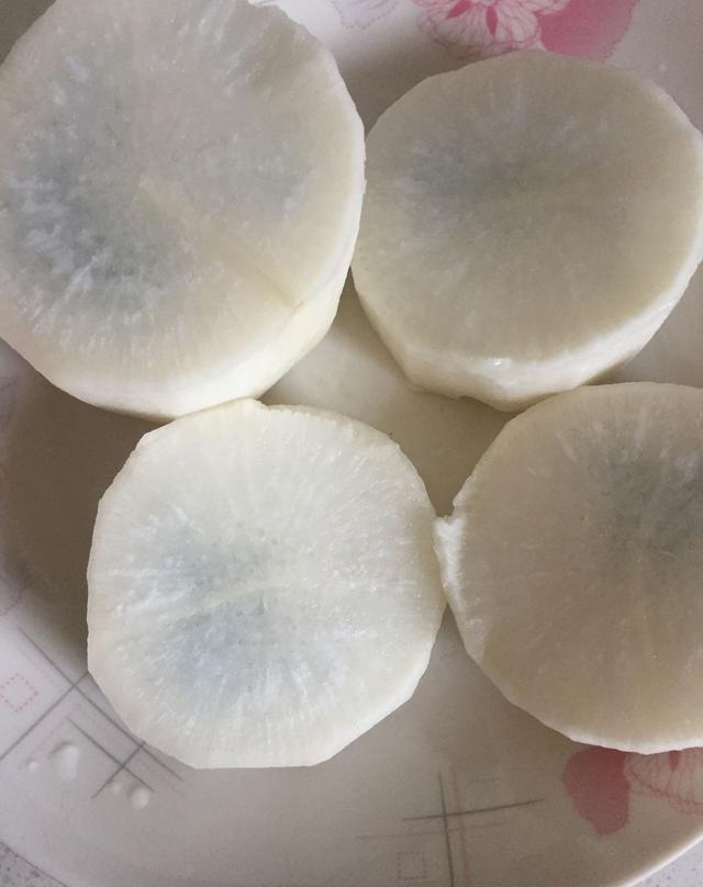 买了个白萝卜切开后中间竟然发绿!直接扔了!