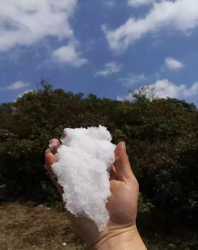 陆良牛首山以洁白的身姿诠释了三八节~牛首山下雪了