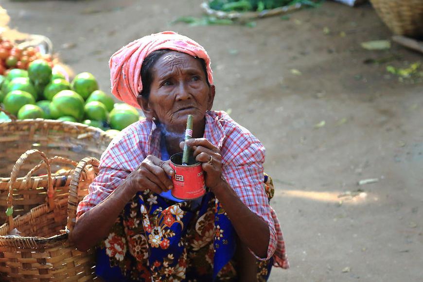 娘乌集市 缅甸蒲甘日常生活用品的集散地 卖菜妇女的