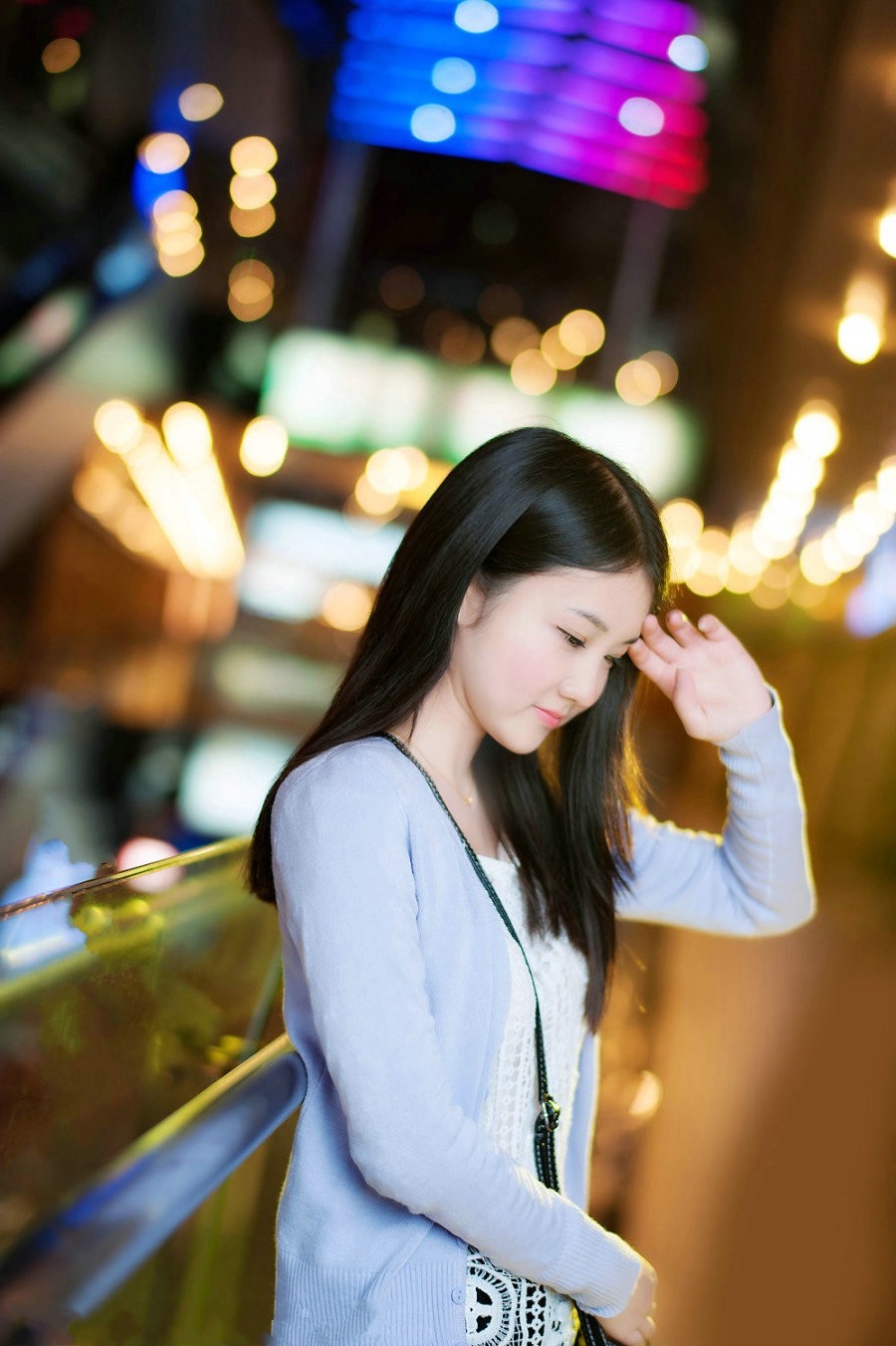 人像摄影(夜晚灯光下的开心美丽女孩)