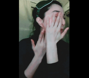 而这往往是女人容易忽略的, 涂抹完要按摩帮助吸收才能够达到目的.