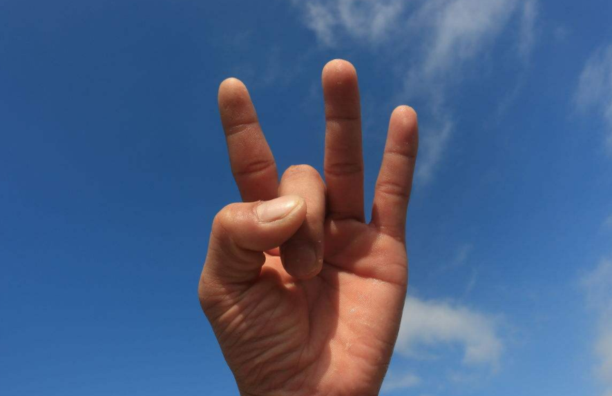 经常掰响手指关节到底好不好,对手指有什么坏