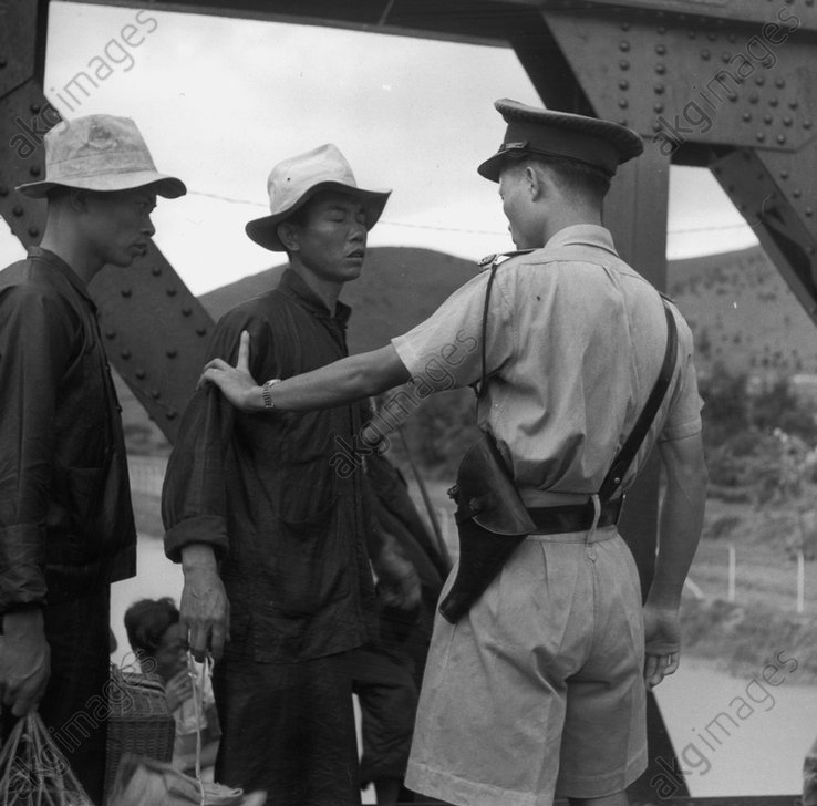 老照片:1960年的罗湖桥 香港警察对旅客搜身检