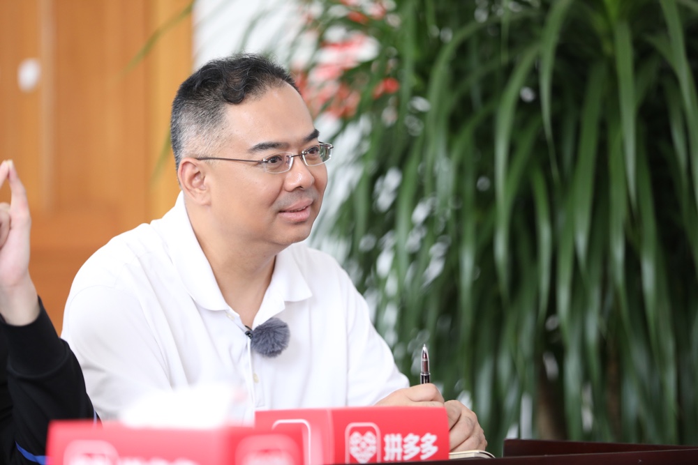 霍尊体验给鸡打疫苗 蔡国庆劝说飞鸡合作遭拒