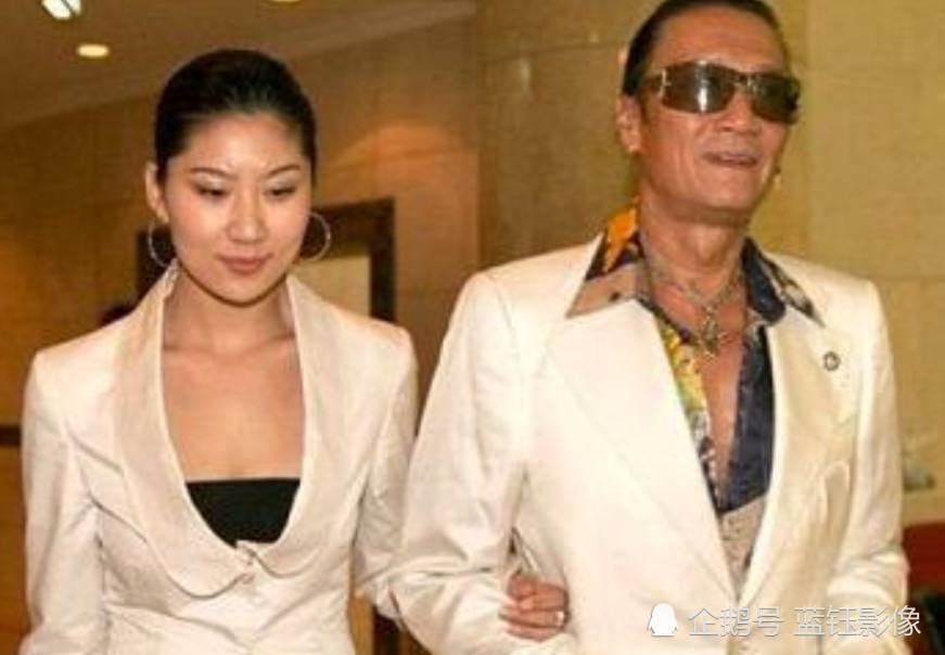 82岁谢贤终于摘下了墨镜!照片露出这一细节,网