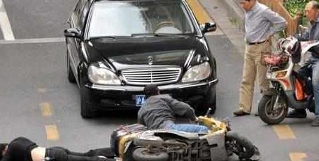 开车撞死一个故意碰瓷的人需要赔钱吗?交警告