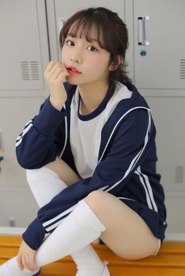 小白鞋小白袜美女