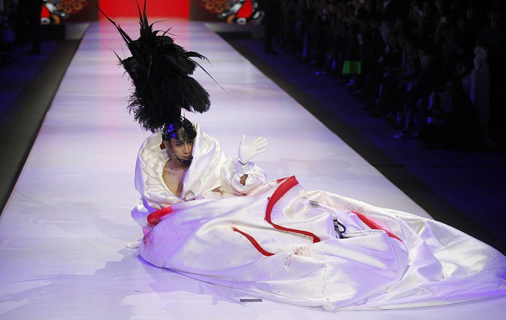 又辣眼睛?陈志朋走秀摔倒雷人,发文回应为什么