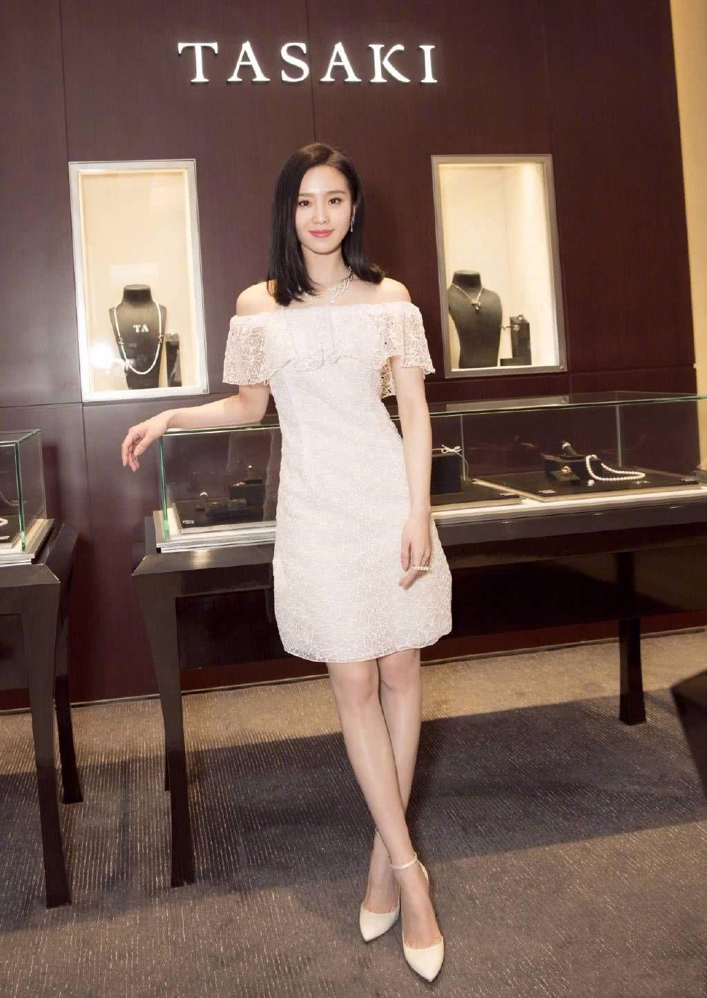 刘诗诗终于开窍,穿短裙秀美腿,扎起丸子头的她时髦到炸!
