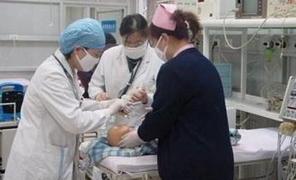 宝宝哭闹不吃饭奶奶喂了一口这个, 结果悲剧就发生了