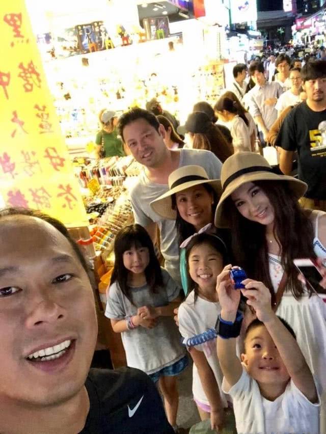 温碧霞与家人团聚，52岁仍是颜值担当，各种自拍景美人更美！