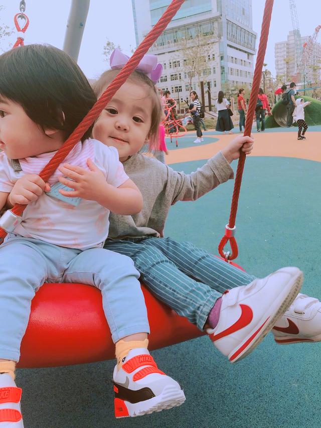 咘咘波妞荡秋千,波妞爱吃石头,咘咘保护妹妹,超暖心!