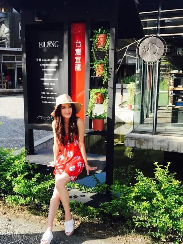 温碧霞与家人团聚，52岁仍是颜值担当，各种自拍景美人更美！