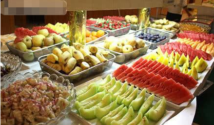 韩国人吃中国自助餐,猛吃这种食物,把自助餐老