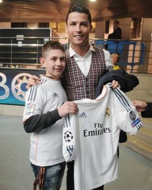 C罗的这一举动把小球迷感动哭了,球迷评论:活