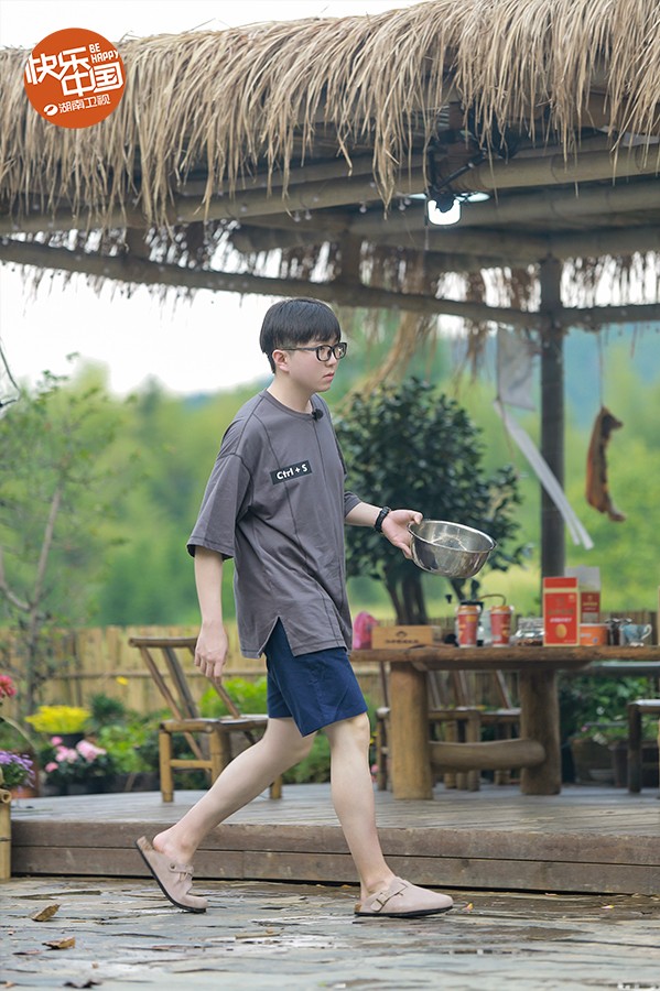 《向往的生活》何炅回忆金龟子带其出道毛不易