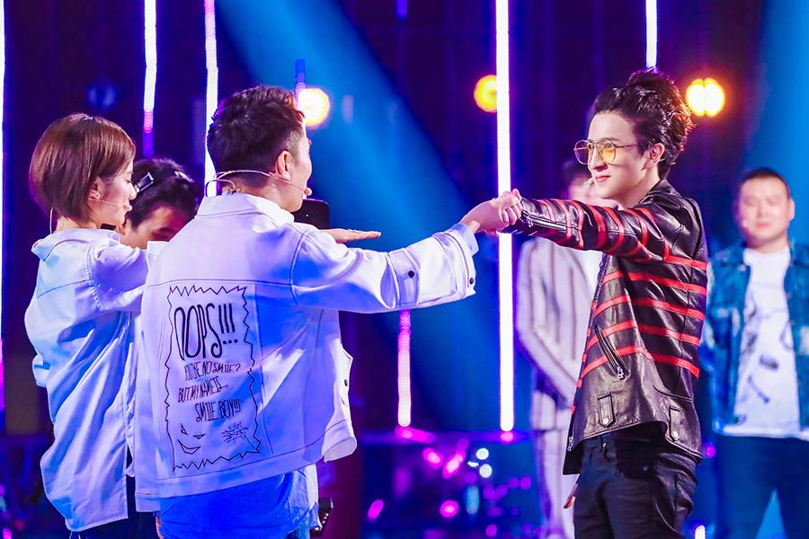 《无限歌谣季》薛之谦伊一遭爆灯 与杨迪组