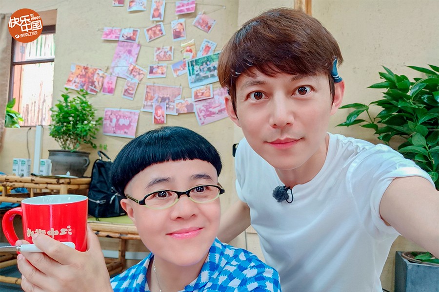 《向往的生活》何炅分享拍吻戏经历 毛不易遇