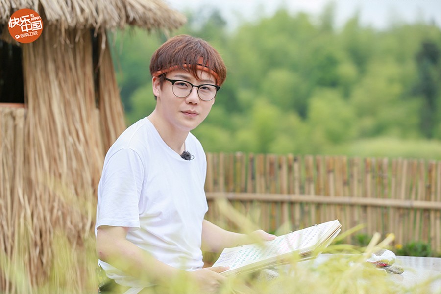 《向往的生活》何炅分享拍吻戏经历 毛不易遇