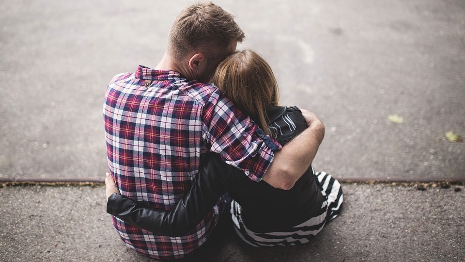 高铁上父亲公开“抚摸女儿”:爱和猥亵的边界是什么?