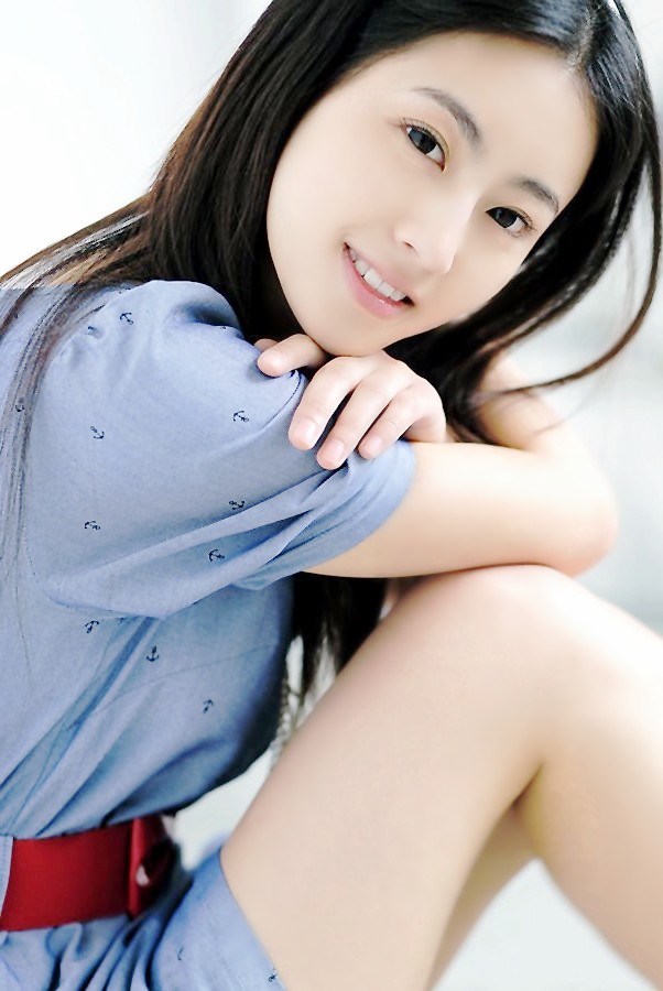 一个清新美丽的清甜可爱微笑姑娘