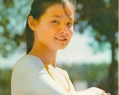 奥莉家腮帮子原来是遗传,四代合照腮帮明显一