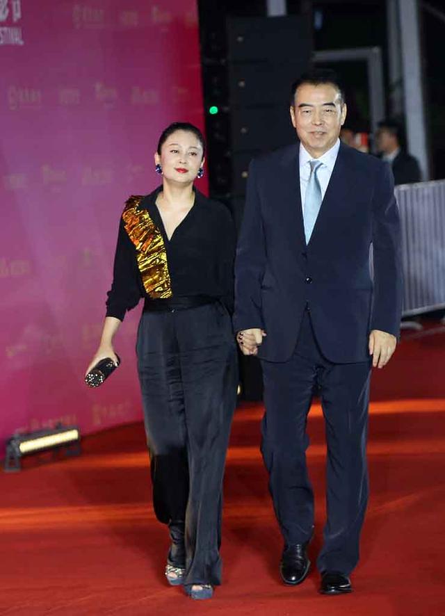 陈凯歌夫妇牵手走红毯,结婚22年当众撒糖,陈红