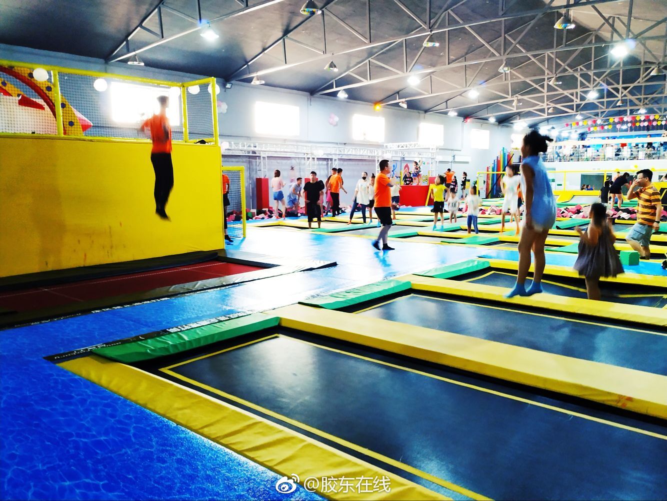 火爆抖音的反弹工厂蹦床馆空降烟台 8.31-9.6邀你免费蹦蹦蹦