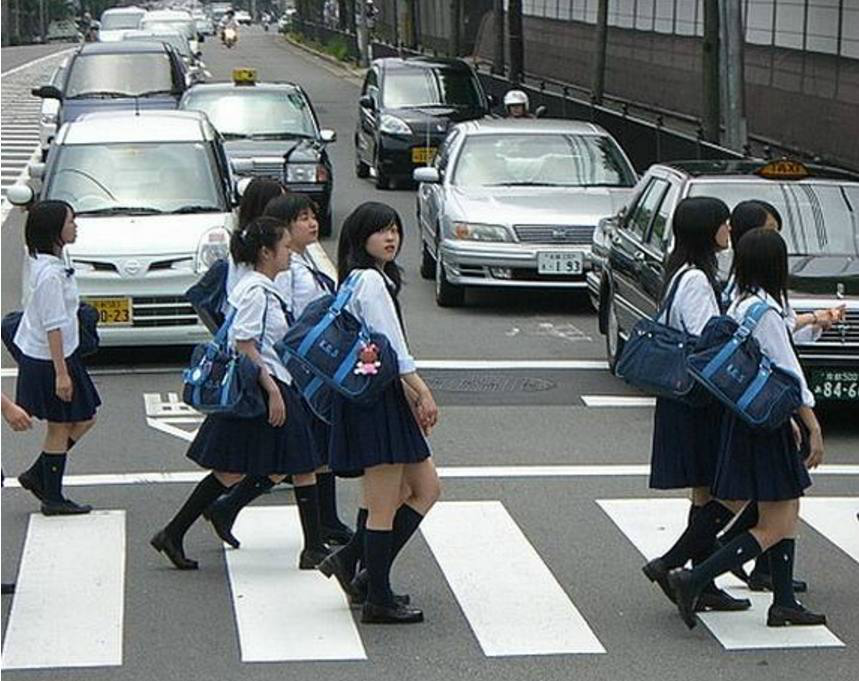 大街上穿校服的日本女学生,俨然成为一道靓丽的风景线
