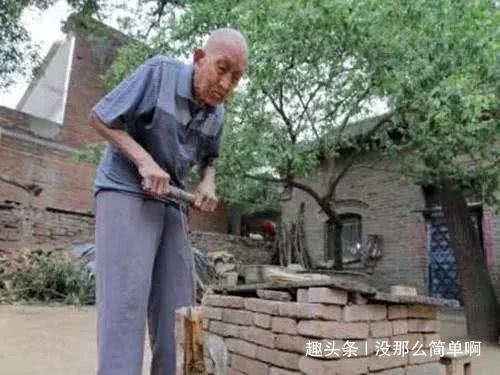 95岁抗战老兵终生积蓄被偷治病没钱,政府帮忙