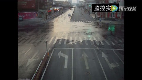 宝马飞速冲过路口后死亡，出租车直接被吓懵了！  ​