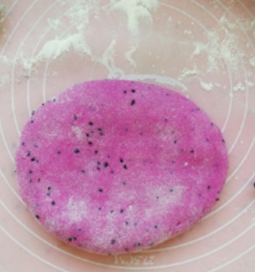 用红心火龙果蒸馒头,出锅后竟不是红色的?味道